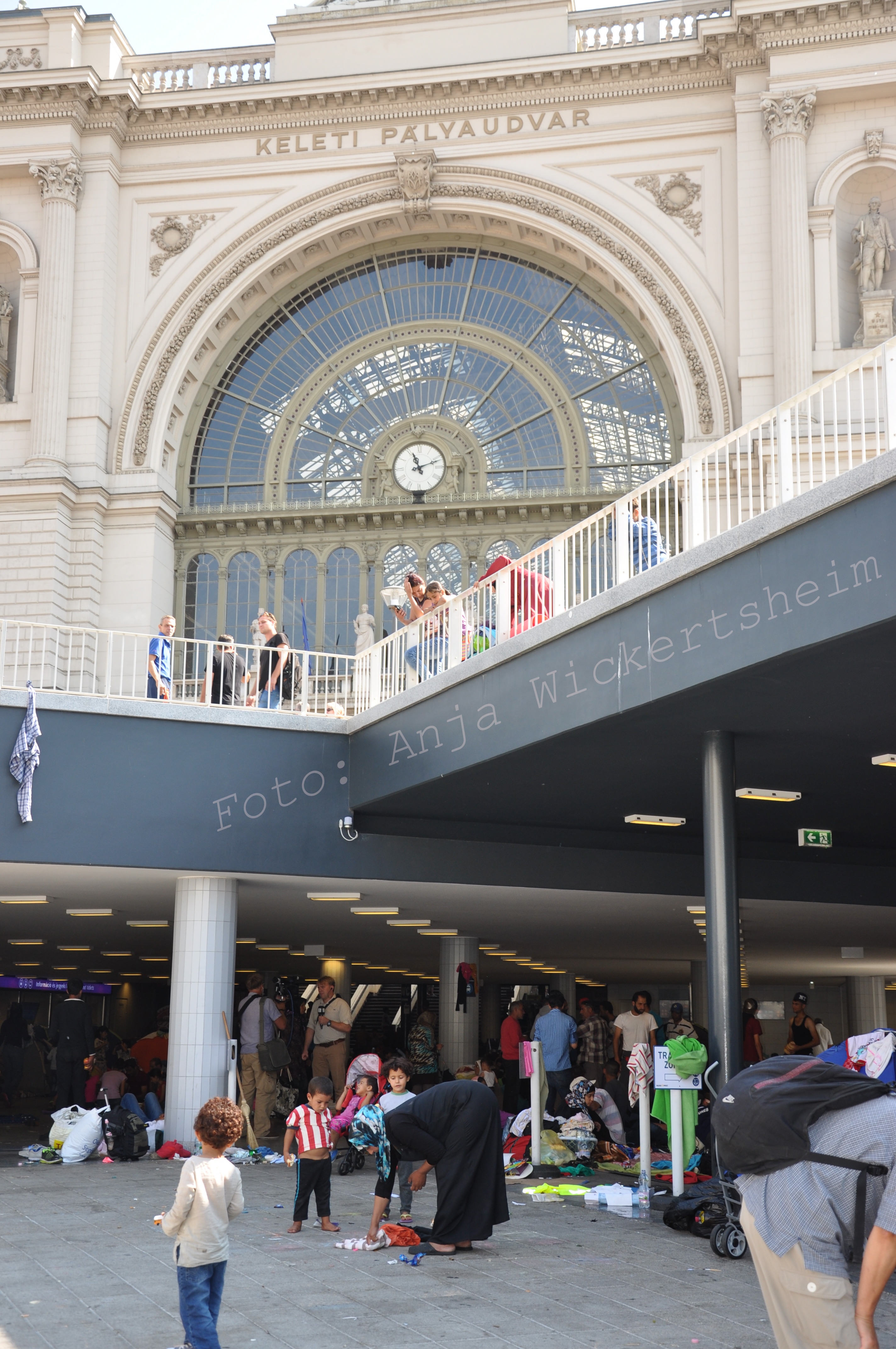 Der Bahnhof Keleti in Budapest ist für internationale Fahrten gesperrt. Im September 2015 harrten rund 2.500 Flüchtlinge in den Transitzonen aus.