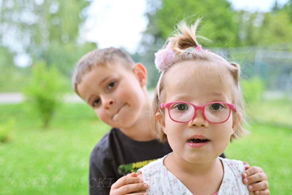Neben Porträt- und Ganzkörperfotos biete ich auch Geschwister- und Freundschaftsfotos an. Denn aus Erfahrung weiß ich: Wenn Kinder gemeinsam vor der Kamera stehen, sind sie oft unbeschwerter und lockerer.